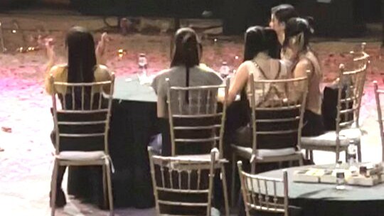 انهيار طاولة فرقة نيوجينز في حفل Asia Artist Awards 2023 تثير سخرية - آراكيبوب