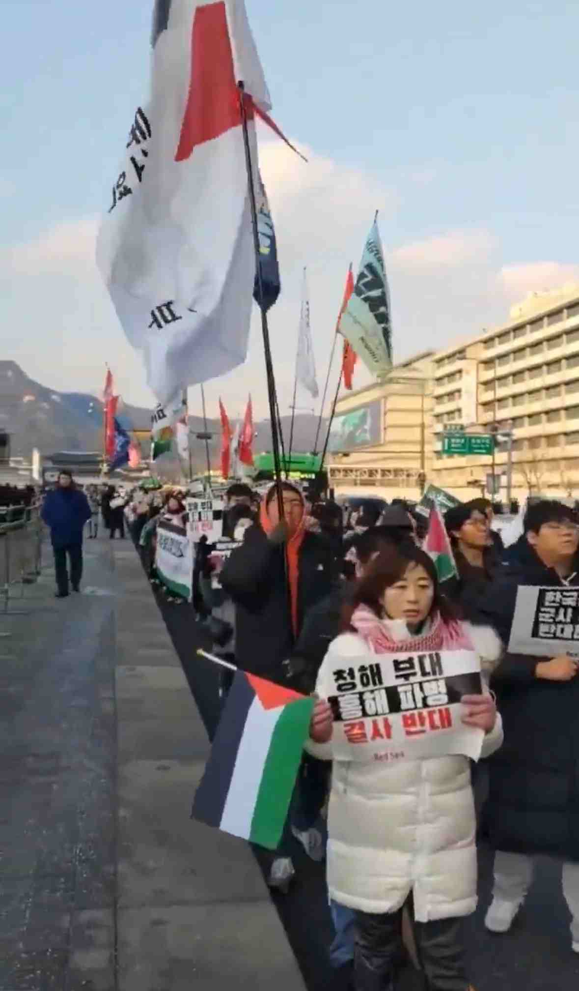 مسيرة إحتجاجية فــي كوريا الجنوبية علــى عـ.ـدوان الإحتلال علــى غـ.ـزة - كيبوبنا KPOPNA - كيبوبنا