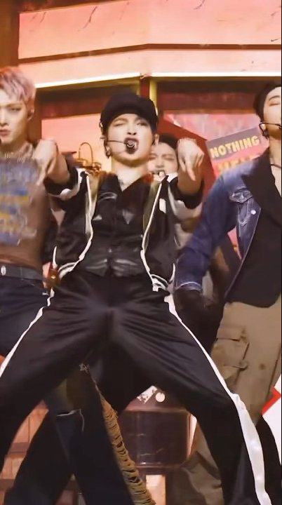 [تعليقات الكوريين] هونغ جونغ عضو فرقة ايتيز يثير الجدل بسبب سرواله المثير - كيبوبنا KPOPNA - كيبوبنا
